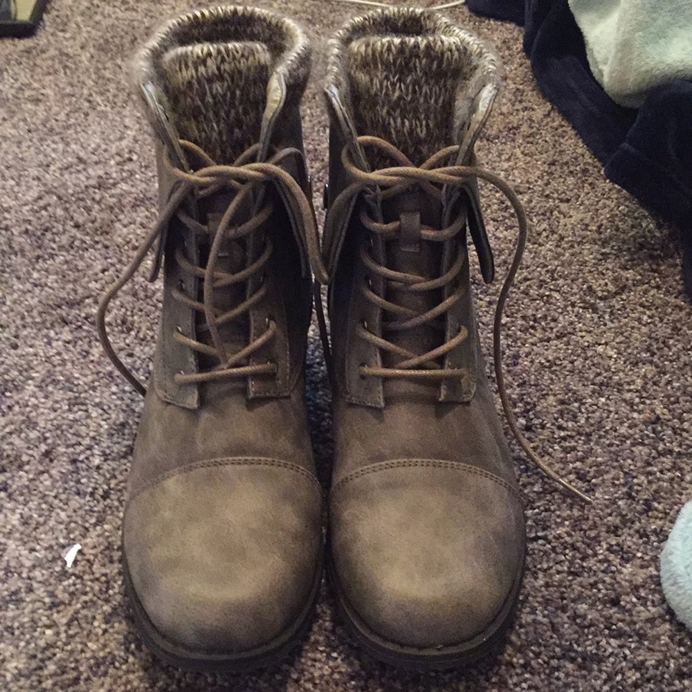 Size 9 tan, beige, rustic -ish tint to the boots.